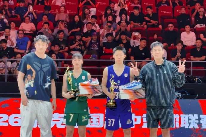 乐鱼网址-不止是看球！丁彦雨航与郭艾伦为耐高男女篮MVP张宇辰&amp;许梦伊颁奖