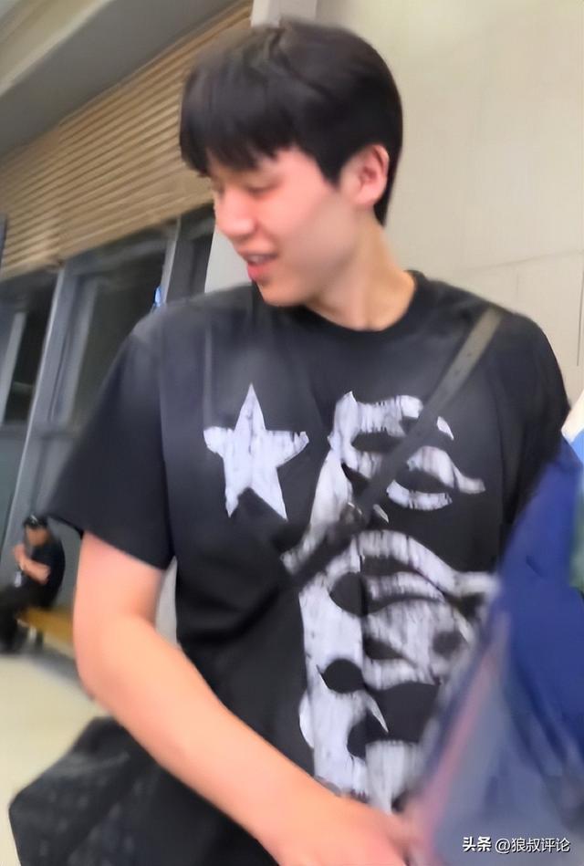 乐鱼官网-回国备战世预赛！杨瀚森深夜落地青岛引关注 接机小球迷获合照留念